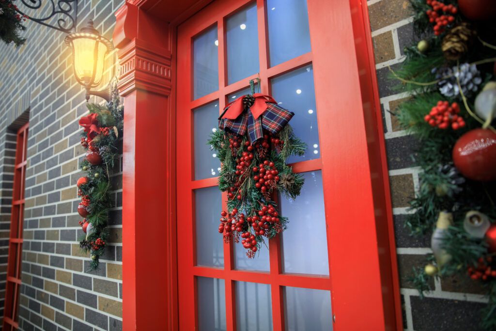Holiday-Themed Window Décor Ideas for Homes
